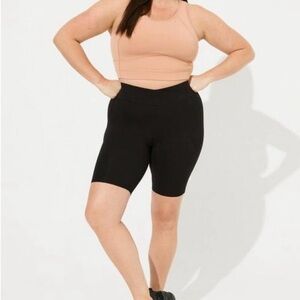 Torrid Woman’s Black Biker Shorts Size 00 Medium Large M L 9” inseam